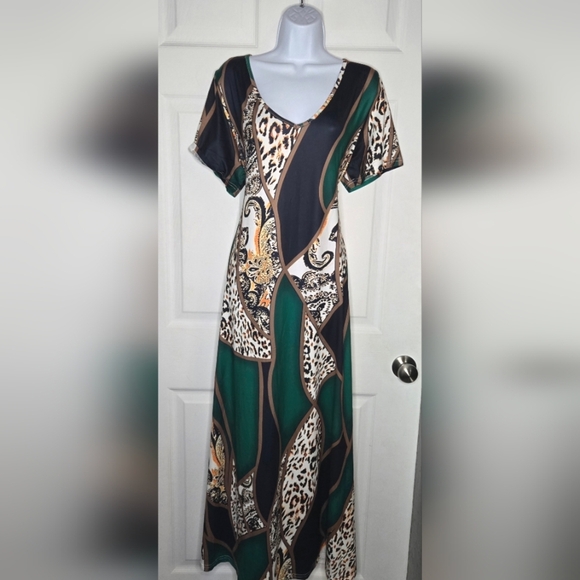 Dresses & Skirts - Elegant Green and Black Maxi Dress